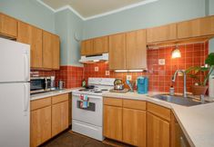 Others 2 Cozy Living, Spacious Fenced Yard and Modern Comforts - Charming Vintage Oasis