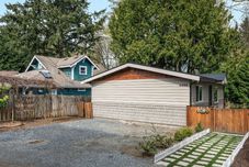 Others Spacious Deck and Private Backyard Oasis - Charming Retreat