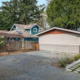 Hotel Exterior1Spacious Deck and Private Backyard Oasis - Charming Retreat,Sunflower Garden飯店