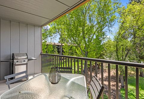 อื่นๆ Modern Comfort with Cozy Patios and Scenic Views - Stylish Getaway