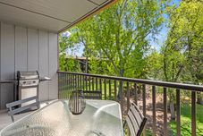 อื่นๆ Modern Comfort with Cozy Patios and Scenic Views - Stylish Getaway