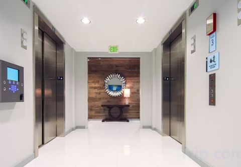 Others Stunning City Views and Year-Round Pool - Elegant Highrise Oasis