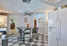 Others 5 Heated Pool and Screened Patio Retreat - Charming Oasis