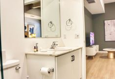 Others 5 Stylish Retreat Near Gaslamp Quarter - Cozy and Comfortable Escape