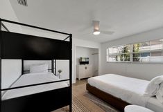 Lainnya 2 Designer Furnishings and Seasonal Pool Heating - Elegant Oasis