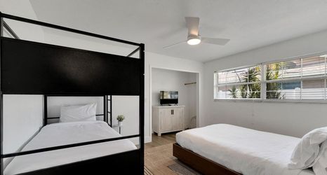 Lainnya 2 Designer Furnishings and Seasonal Pool Heating - Elegant Oasis