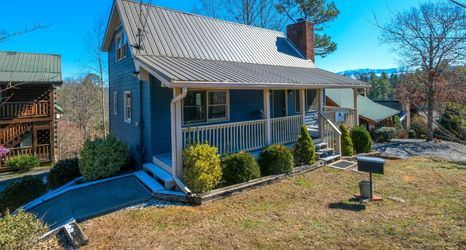 Others 2 Hot Tub and Game Room Fun - Charming Family Haven