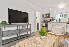 其他 5 Steps to Beach and Dining Delights - Charming Coastal Escape