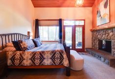 Others 6 Luxurious Home with Chef's Kitchen and Hot Tub - Elegant Golf Haven