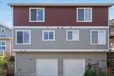 Lainnya Spacious Layout and En Suite Comfort - Charming Townhome Retreat