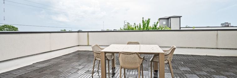 Others Penthouse with Balcony and Modern Amenities - Luxurious Cozy Retreat