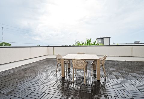 Others Penthouse with Balcony and Modern Amenities - Luxurious Cozy Retreat