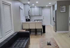 Others 3 Charming Haven - Modern Amenities, Close to Downtown