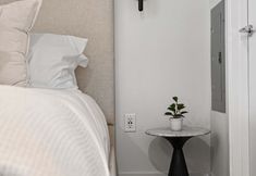 Others 7 NEW Downtown Luxe King Suite | Sauna & Pool Access