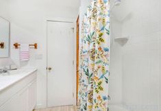 Lainnya 2 Stylish Patio and Firepit - Serene Beach Cottage Retreat