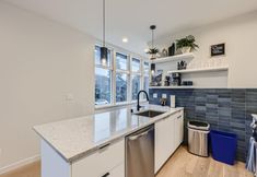 Lainnya 4 Rooftop Patio and Spectacular City Skyline Views - Elegant Urban Haven