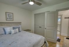 Others 5 Serene Haven - Cozy Living, Media-Ready Lounge