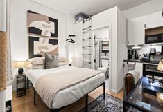 Others 3 Steps to Times Square and Broadway Action - Charming Studio Retreat