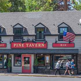 Hotel Exterior 1 Hunker Downtown - Relaxing Condo. Close to Shops and Restaurants., Pilot Butte State Park Hotels