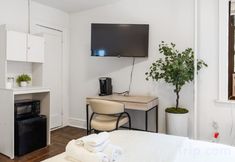 其他 4 Cozy Studio with Workspace and Relaxation Amenities - Charming City Escape