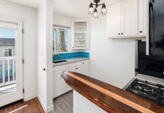 기타 5 Stone Fireplace and Balcony Relaxation - Gorgeous Ocean View Escape