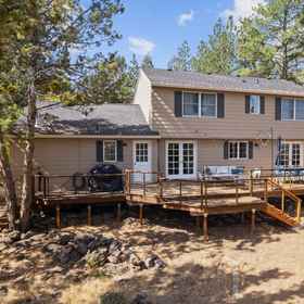 Logo 1 Spacious Outdoor Deck and Expansive Yard - Stylish Retreat, โรงแรม & ที่พัก Deschutes Brewery