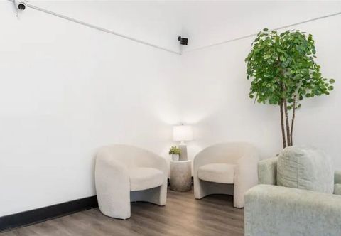 Others Charming Studio with Rooftop Access and Cozy Amenities - Delightful Urban Escape