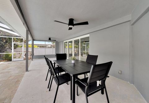 Lainnya Designer Furnishings and Seasonal Pool Heating - Elegant Oasis