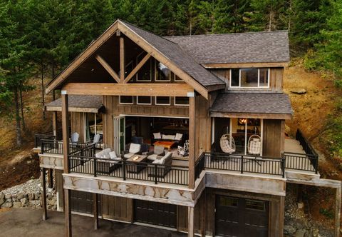 Others Stunning Mountain Views and Game Room - Luxurious Retreat