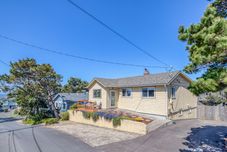 Lainnya Peaceful Backyard and Double Oven - Charming Coastal Retreat