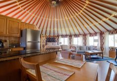 Lain-lain 4 Cozy Yurt with Soaking Tub and Scenic Trails - Romantic Oasis