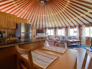 Lain-lain 4 Cozy Yurt with Soaking Tub and Scenic Trails - Romantic Oasis