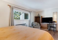 Others 3 Balcony Overlooking Deschutes River and Heated Pool - Charming Condo