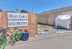 其他 3 Cozy Living Spaces and Large Yard - Inviting Custom Retreat