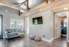 其他 6 Adorable, dog-friendly hideaway w/ free WiFi, private washer/dryer, & firepit