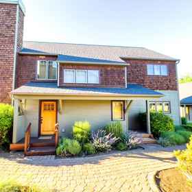 Logo 1 Gorgeous Patio Oasis and Community Pool - Charming Retreat, 데슈츠 카운티 호텔