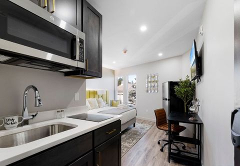 อื่นๆ Cozy Ambiance with Free Parking and Modern Amenities - Charming Oasis