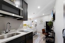 อื่นๆ Cozy Ambiance with Free Parking and Modern Amenities - Charming Oasis