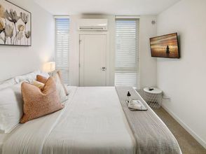 Others 4 Rooftop Patio, Dedicated Parking, AC, Wi-Fi - Charming Urban Retreat