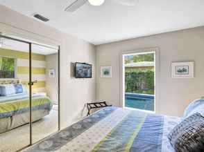 Others 4 Heated Pool, Parking, 5 Min Walk to Food and Fun!