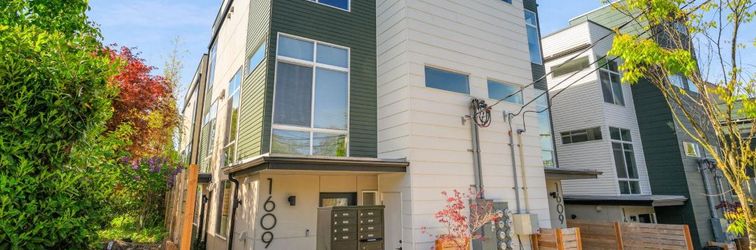 อื่นๆ Rooftop Patio with Mount Rainier View - Charming Chic Retreat