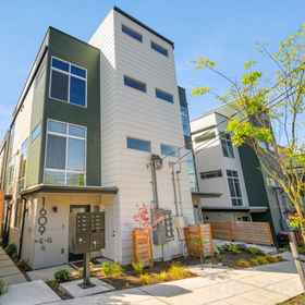 Logo 1 Rooftop Patio with Mount Rainier View - Charming Chic Retreat, โรงแรม & ที่พัก Seattle Central College