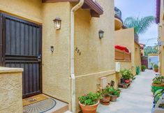 Others 6 Stylish Townhome with Outdoor Dining and Gas BBQ - Charming Beach Retreat