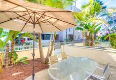 อื่นๆ 7 Steps to Ocean and Beach Gear Included - Charming Coastal Retreat