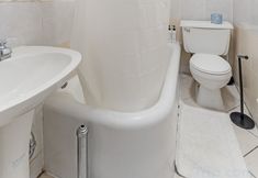 其他 5 Cozy Studio with Workspace and Relaxation Amenities - Charming City Escape