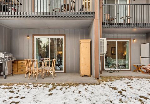 Others Stylish Condo with Patio Grill and Central Location - Elegant Charming