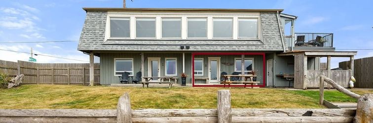 อื่นๆ Breathtaking Ocean Views and Private Deck - Charming Oceanfront Retreat