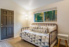 Lainnya 4 Dog-Friendly Rustic Home w/Deck, Gas Grill, Wood Stove, Fast WiFi, & Partial A/C