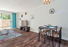 อื่นๆ 5 Stylish Kitchen and Smart TV Included - Modern Cozy Hideaway