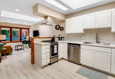 Lain-lain 4 Historic downtown loft near shopping & restaurants with WiFi & full kitchen